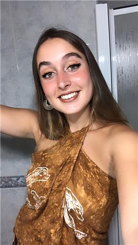 Hola! mi nombre es maría y soy estudiante de educación primaria.
tengo el título del c1 otorgado por cambridge, además tras haber pasado un año viviendo en eeuu y un mes en inglaterra soy totalmente bilingüe.
soy una chica paciente y capaz de adaptarse a 