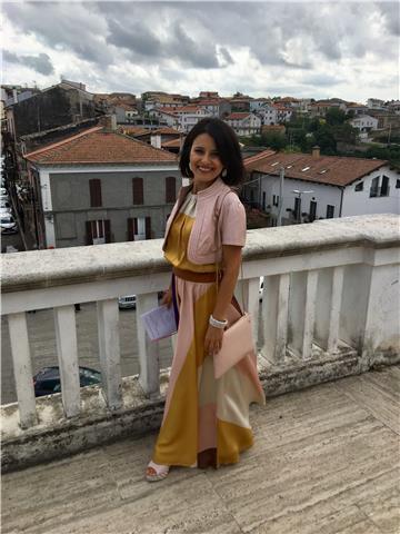 Laureata in lettere moderne, specializzata in filologia moderna