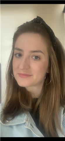 Ragazza laureata in Civiltà e lingue straniere moderne, in possesso di FIRST Certificate, impartisce lezioni di lingua inglese