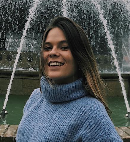 Estudiante de educación infantil y primaria imparte clases de matemáticas básicas en torrent para alumnos de 6 a 12 años de edad