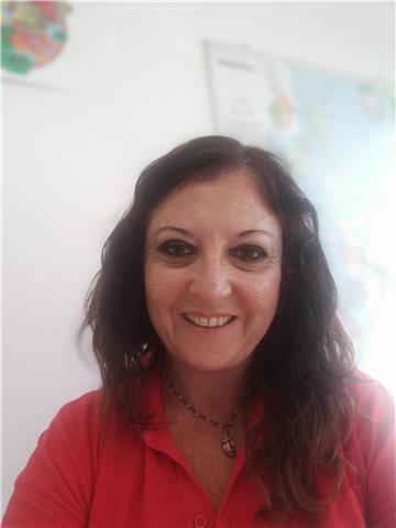 Insegnante matematica impartisce lezioni a distanza a studenti. prezzi modici