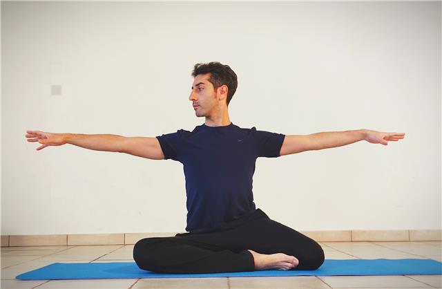 Sono giovanni , istruttore certificato fif dal 2013 in pilates matwork con vari studi e approfondimenti nella ginnastica posturale , impartisco lezioni online di pilates matwork con approcci differenziati e personalizzati mirati alla persona ! le mie coll