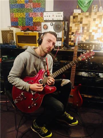 Instructor de guitarra ofrezco clases de guitarra a domicilio o online en madrid 
adultos - niños - individuales o grupales