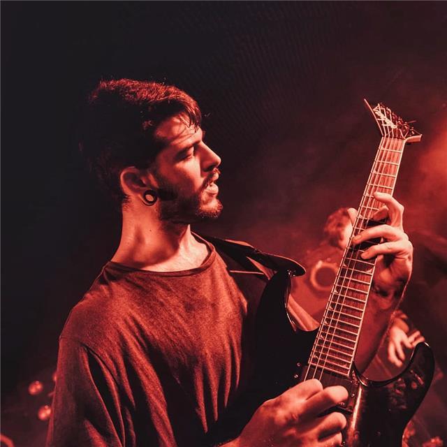 Musico con 15 años de experiencia. soy jaime, guitarrista con 15 años de experiencia. he tocado por toda españa y compartido escenario con artistas como vanesa martin y mario diaz entre otros. tengo mas de 3 años de experiencia dando clase de guitarra a t