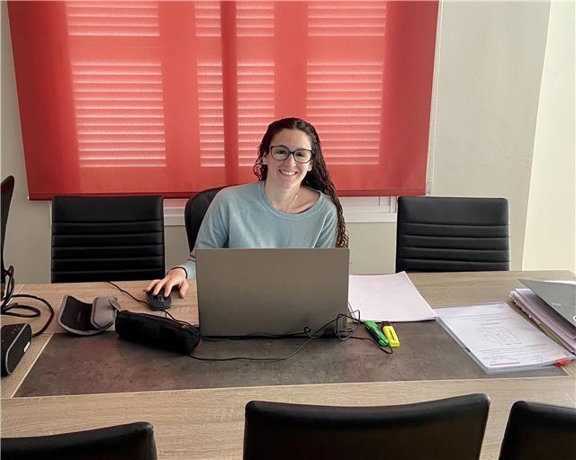 Me defino como una persona a la que le gusta aprender y enseñar, con ganas de emprender nuevos trabando que me aporten nuevas experiencias enriquecedoras 
me gustaría dar clases a personas que necesiten ayuda en comprender los conocimientos y a la vez ten