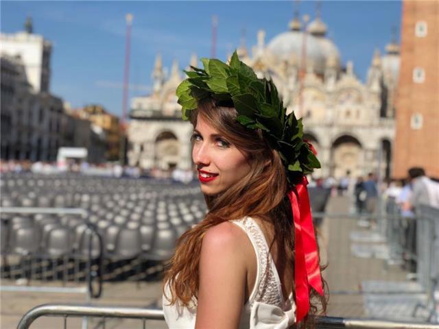 Insegnante laureata in lingue offre lezioni e ripetizioni di inglese, francese e giapponese. Solo persone realmente interessate