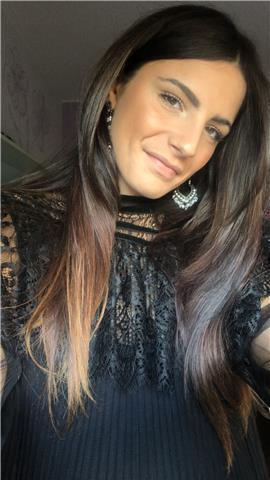 Ragazza diplomata, con ottima capacità comunicative
