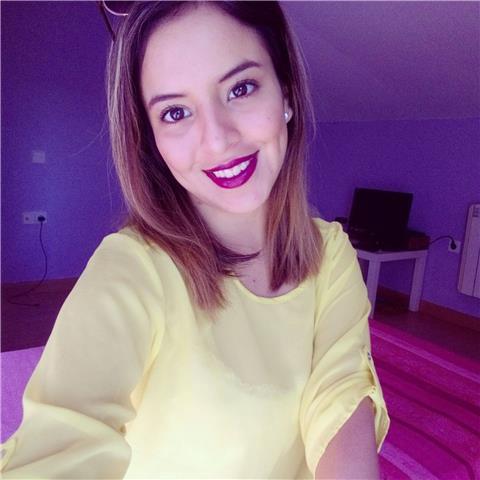 Profesora de inglés da clases a niños y jóvenes