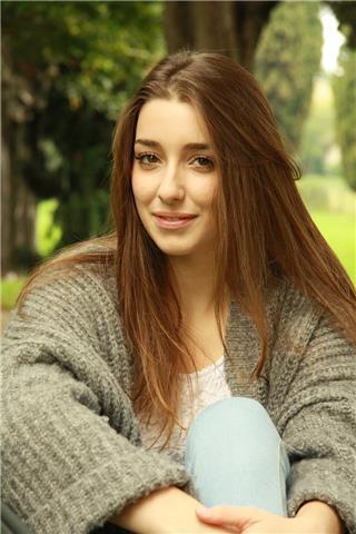 Ragazza universitaria si offre per aiuto compiti e ripetizioni