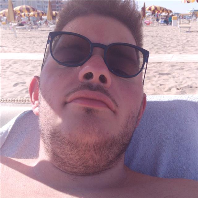 Giovane ragazzo di 26 anni offre presso proprio domicilio lezioni di pianoforte