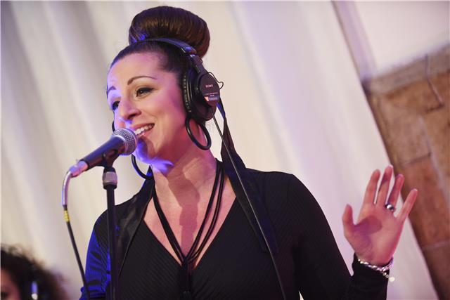 Cantante diplomata ed insegnante di canto multistilistico con più di dieci anni di esperienza nell'insegnamento, impartisce lezioni online di tecnica vocale e repertorio