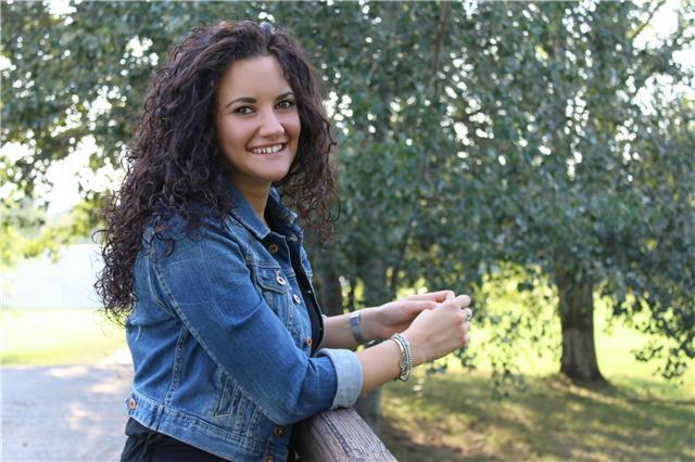 Laureata alla Scuola interpreti e impiegata in un'azienda come Responsabile ufficio estero, offre lezioni e ripetizioni di inglese, francese e spagnolo