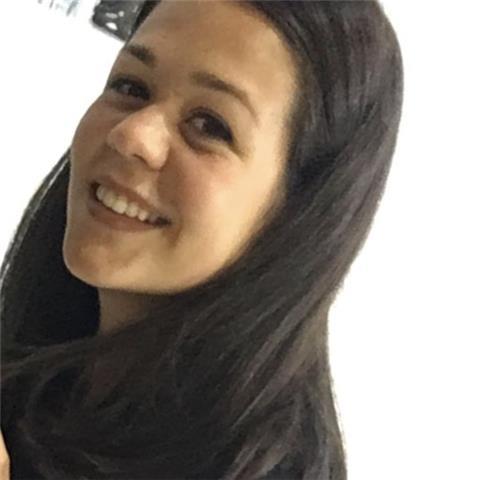 studentessa universitaria impartisce lezioni di matematica a ragazzi frequentanti le scuole elementari e medie