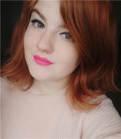 Laureata in lettere classiche impartisce lezioni di materie classiche, storia, e materie letterarie