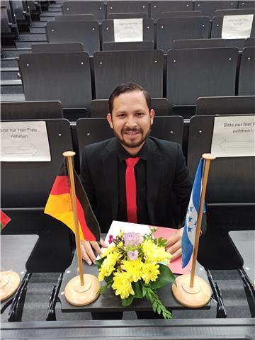 Docente de la clase de Educación Fisica. Entrenador de futbol graduado de la universidad de Leipzig Alemania. Maestro de Natacion