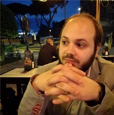 Docente di italiano e latino impartisce ripetizioni per studenti liceali e universitari