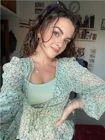 Studentessa laureanda magistrale, diplomata al liceo classico, impartisce ripetizioni di latino e greco