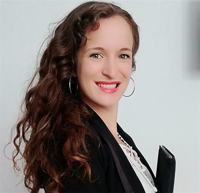 Profesora de francés nativa y titulada, con 10 años de experiencia, da clases para todos niveles