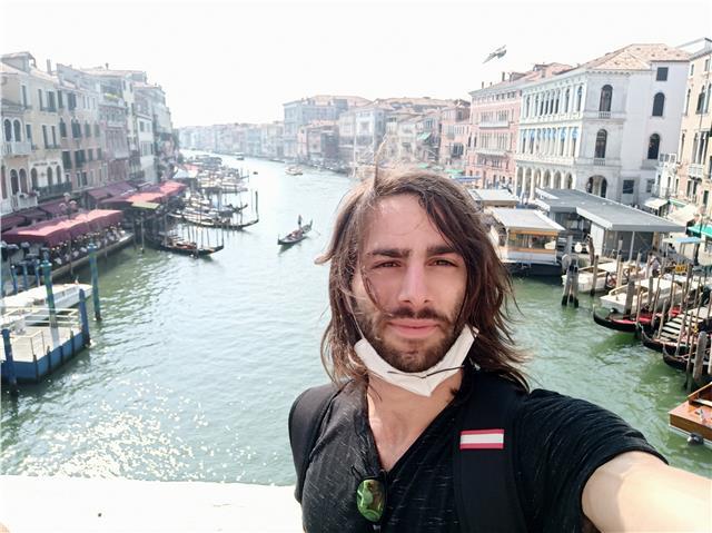 Giovane insegnante di inglese con esperienza all'estero offre lezioni private per ragazzi e adulti
