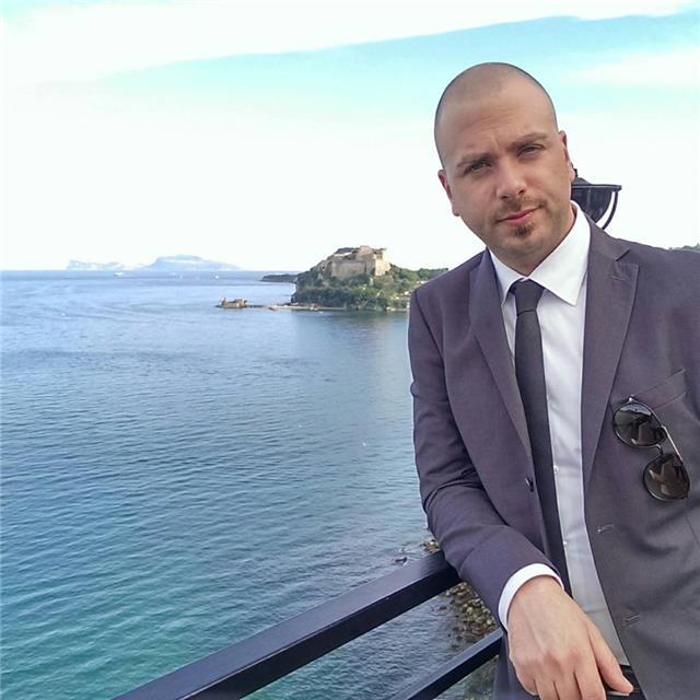Laureato in Informatica impartisce lezioni d'Informatica sia di base che avanzata con professionalità e serietà