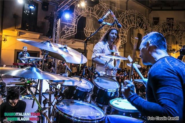 Insegnante di batteria e percussioni con oltre trent’anni di esperienza,offre lezioni online e in presenza