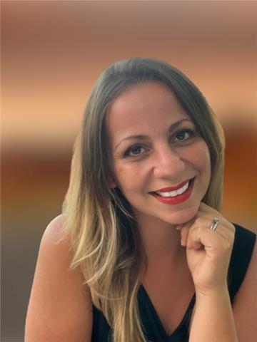 Insegnante laureata e con esperienza all'estero di francese offre lezioni private di grammatica e conversazione. Disponibile anche per doposcuola e letteratura francese
