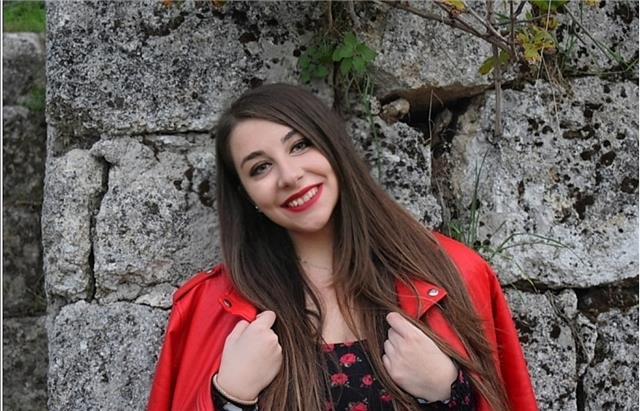 Sono una studentessa universitaria di lingue e culture moderne, studio inglese e francese, sono diplomata in lingue. Al liceo ho studiato inglese, spagnolo e tedesco. Conosco un pó di cinese