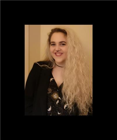 Soy una estudiante de tercero de periodismo. doy clases de repaso de lenguas, entre otras