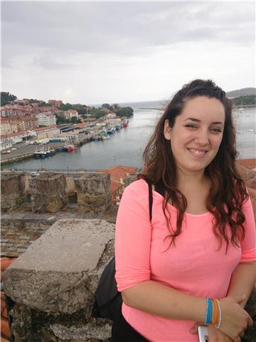 Estudiante de química da clases a bachillerato y eso