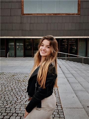 Busco trabajo de profesora particular. todas las asignaturas a niñ@s de entre 5 y 17 años