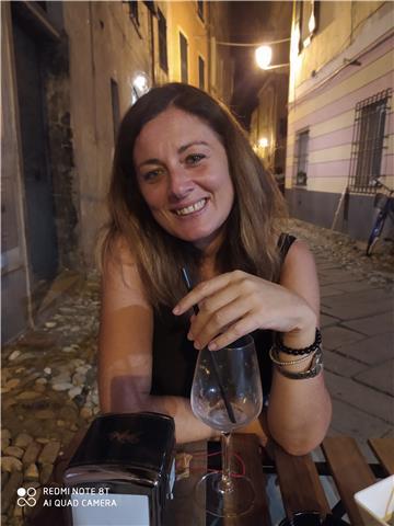 Laureata in lingue, impiegata ufficio estero