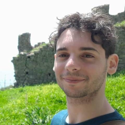 Insegnante laureato in Filologia Classica (Magistrale) con lode, esperienze di studio e lavoro all'estero