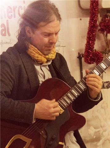 Ofrezco clases de guitarra acompañadas de lenguaje musical y armonía