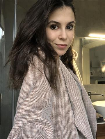 studentessa al quinto anni di liceo linguistico offre lezioni di inglese