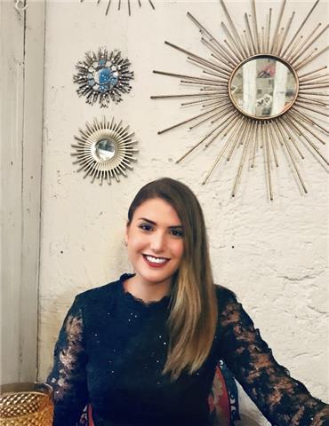 Graduada en química por la universidad de zaragoza, da clases a estudiantes de eso y bachiller