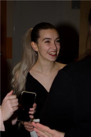 Sono una ragazza che lavora con bambini e ragazzi per aiutarli a fare i compiti