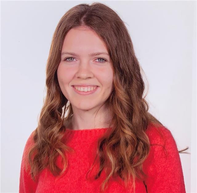 Hola me llamo Cristina,tengo 20 años y doy clases de matemáticas hasta nivel de bachillerato, y una chica respetuosa,formal y comprometida