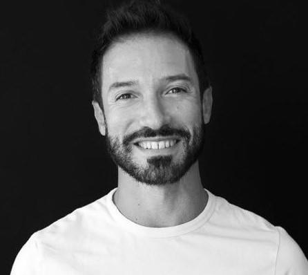 Insegnante di Yoga e Pilates certificato vive e lavora a Roma. Disponibile per lezioni private di yoga e pilates a domicilio o in diretta on line