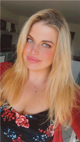 Insegnante di canto pop offre lezioni online per migliorare stile e tecnica della performance. preparazione per audizioni ed esami