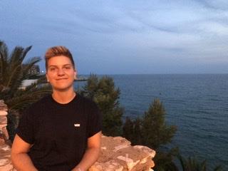 Estudiante de la upna de tercer curso para impartir clases de cualquier materia a cursos de infantil, primaria y eso