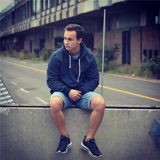 Ciao a tutti, sono un ragazzo universitario di 19 anni con un passato al Liceo linguistico.Ho una forte passione per le materie umanistiche.😁