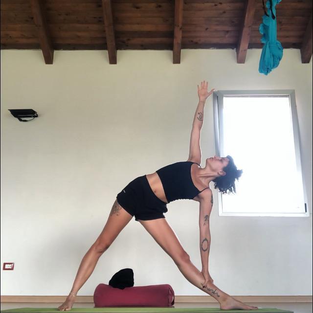 Ciao, mi chiamo Roberta e sono un'insegnante di Yoga certificata 200RYS Yoga Alliance e un'insegnante di canto e musicoterapia formatasi a Londra. Offro lezioni di yoga di gruppo o singole. Mi occupo anche di trattamenti Reiki. 

Namasté