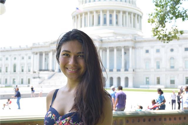 Profesora de lenguas extranjeras, con experiencia en inmersión en Estados Unidos (Inglés) y Francia ( francés) idiomas certificados