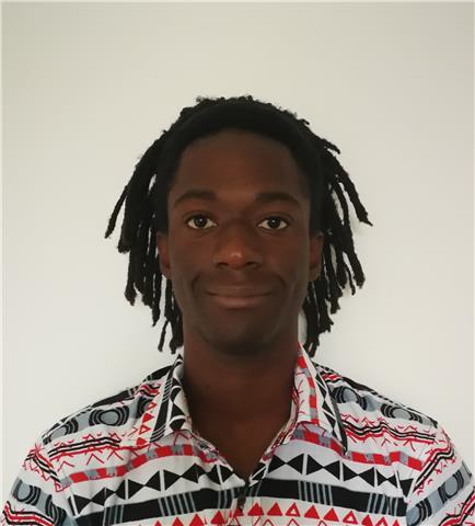 Mi chiamo Mukoko, ho 22 anni e sono diplomato nel Liceo delle Scienze Umane Diritto ed Economia. Avendo la grande fortuna di vivere e viaggiare per 11 anni in Africa, in particolare nella fascia centro e nord africana, mi ha permesso di imparare e mettere