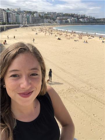 Profesora de diseño bilingüe para estudiantes desde 16 años. tengo amplia experiencia en diseño de comunicaciones y dirección de arte, con lo que busco integrar lo técnico a la estrategia comunicacional