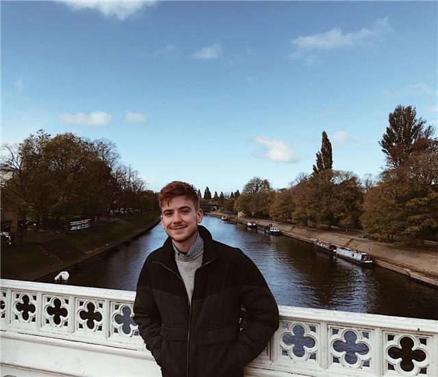 Doy clases particulares de inglés tanto para reforzar la materia de educación secundaria/bachillerato como para formar a los alumnos para cambridge c1