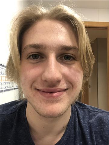 Soy un estudiante de bachillerato. Soy inglés nativo a la vez de español y le voy a dar clases a niños menores que yo