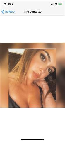 Ragazza universitaria impartisce ripetizioni di matematica ai ragazzi del liceo e medie