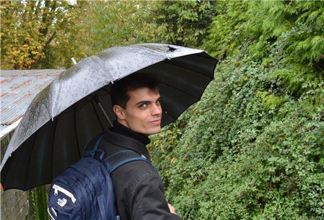 Ola, chámome Alberto. Teño 25 anos. Ofrézome como mestre de primaria (todas as materias) e de secundaria (lingua galega e lengua castellana)