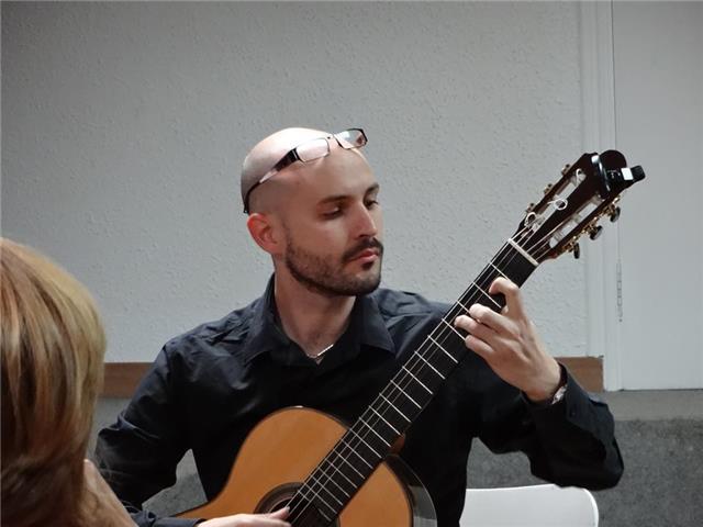 Profesor superior de guitarra clásica imparte clases de guitarra y ukelele a todos los niveles